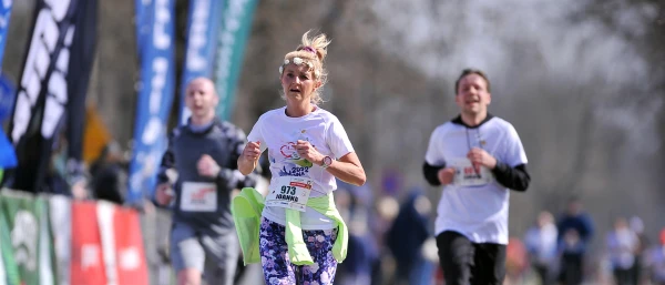 Organizatorzy 22. Krakowskiego Półmaratonu Marzanny prezentują wyjątkowy medal dla biegaczy